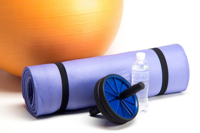 瑜伽墊和水瓶特寫。運(yùn)動器材, 三個(gè)青蘋果和一根跳繩